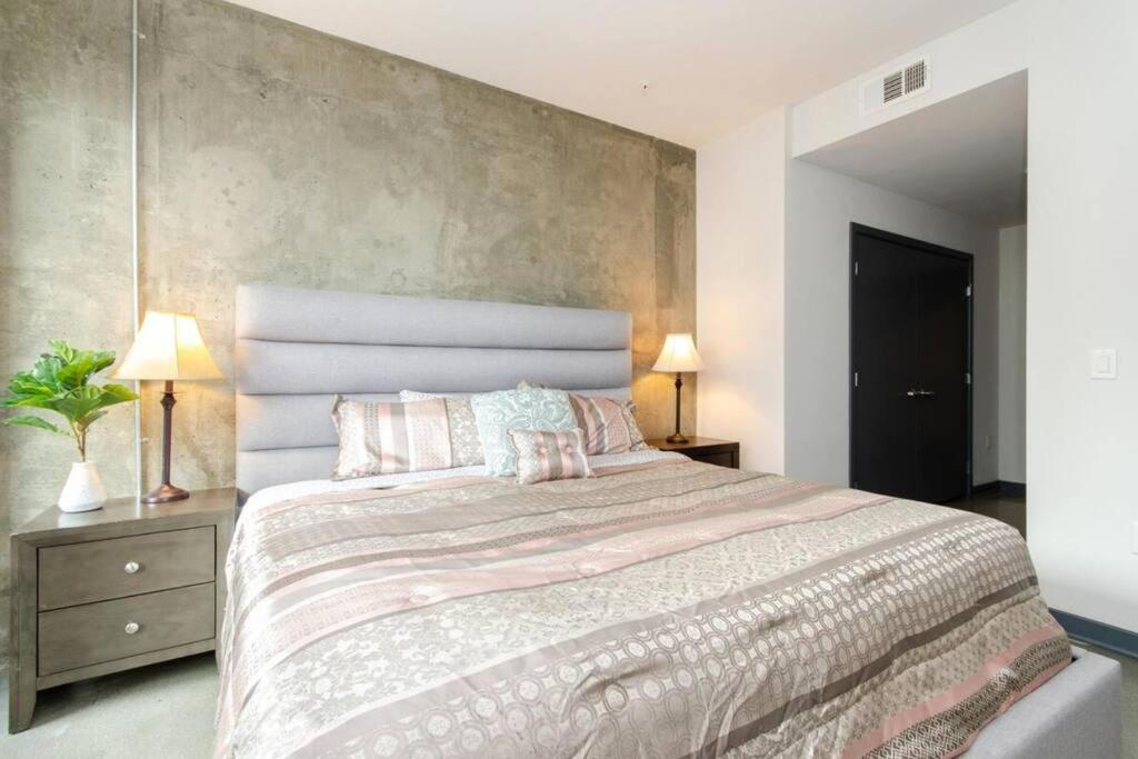 Cozy 3bed With Balcony & A Rooftop Pool * Los Angeles