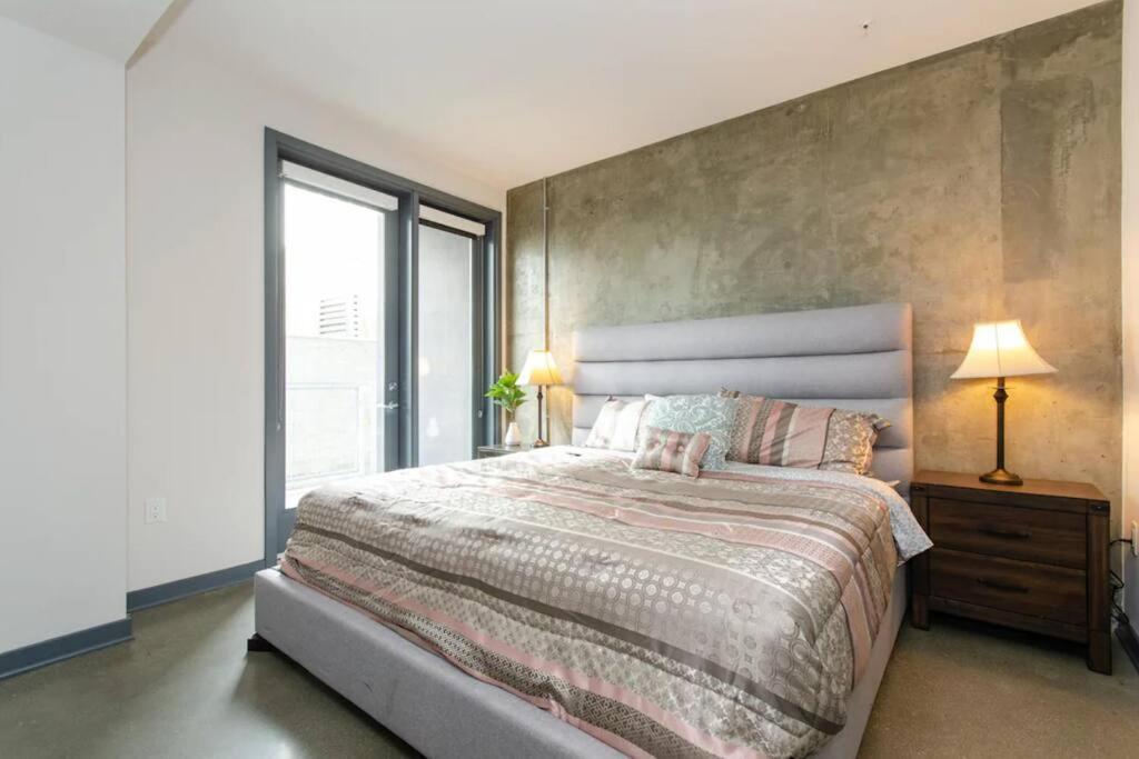 Cozy 3bed With Balcony & A Rooftop Pool Apartment
