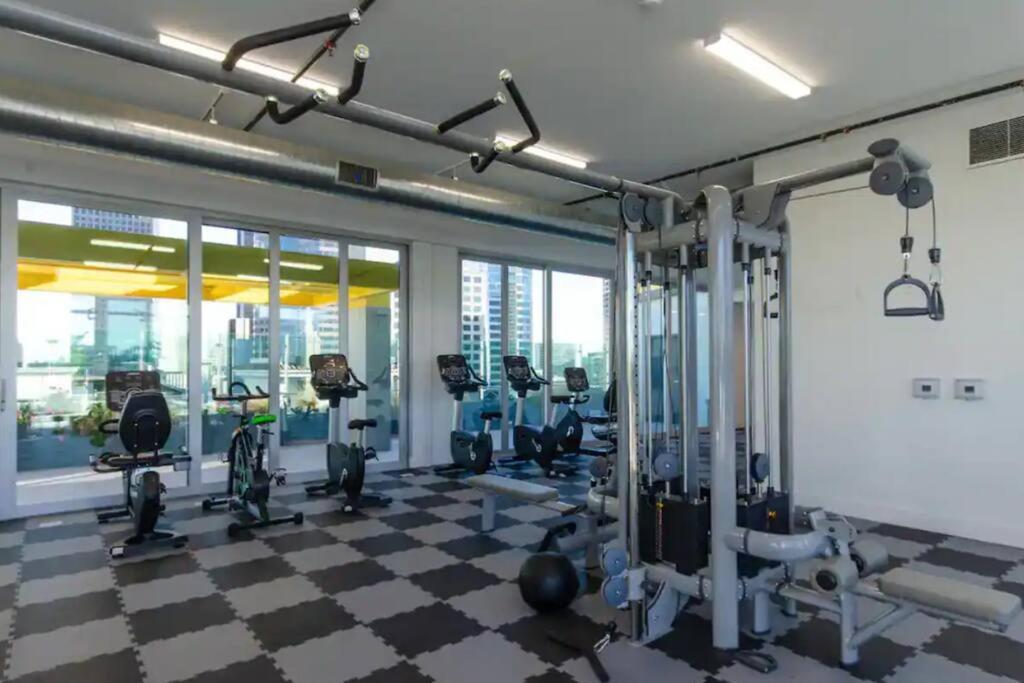 Cozy 3bed With Balcony & A Rooftop Pool * Los Angeles