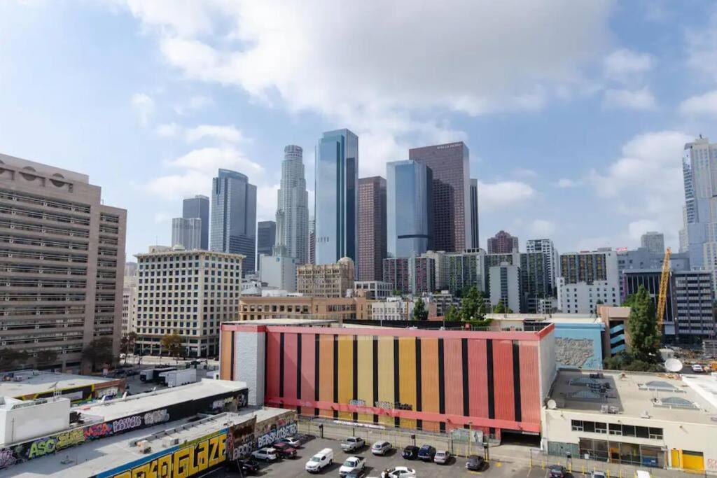 Cozy 3bed With Balcony & A Rooftop Pool Los Angeles